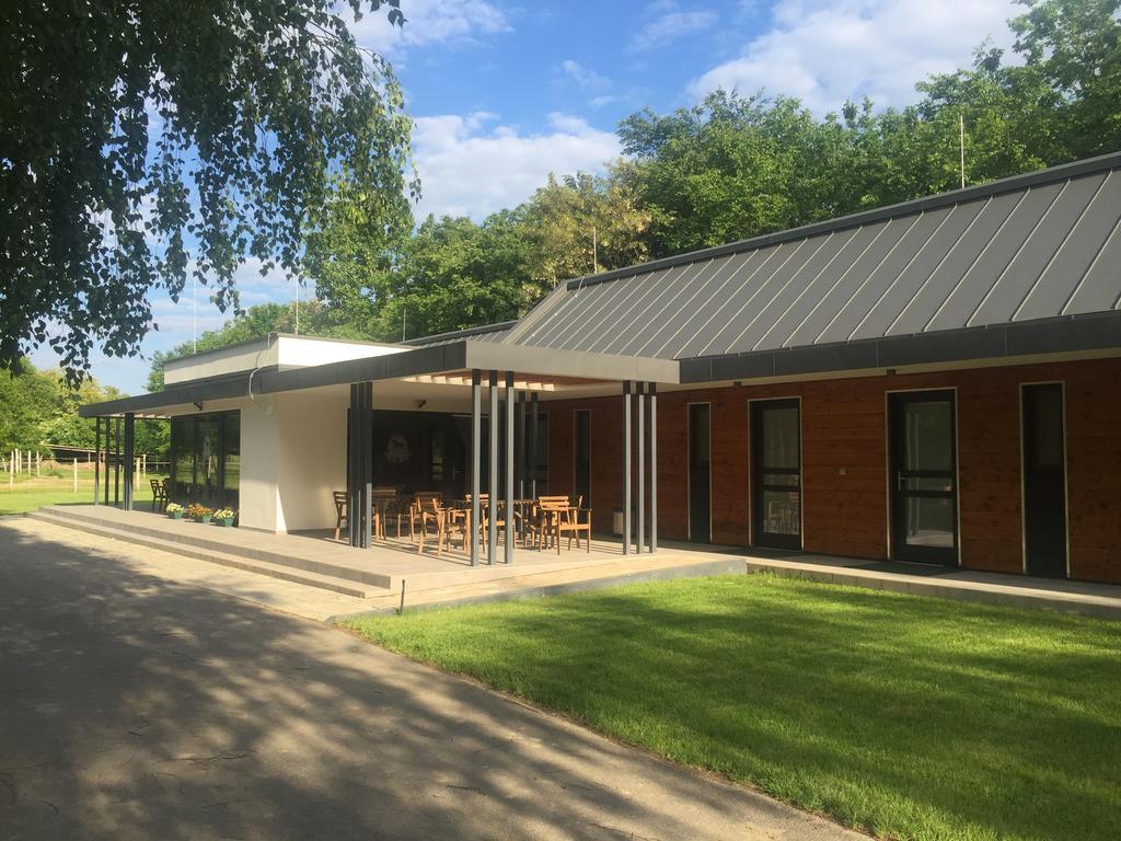 Отель Mohacsi Wellness Vendeghaz Es Lovasklub Экстерьер фото